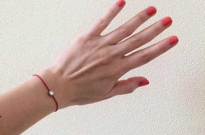 красная нить от сглаза — как завязать и на какой руке носить