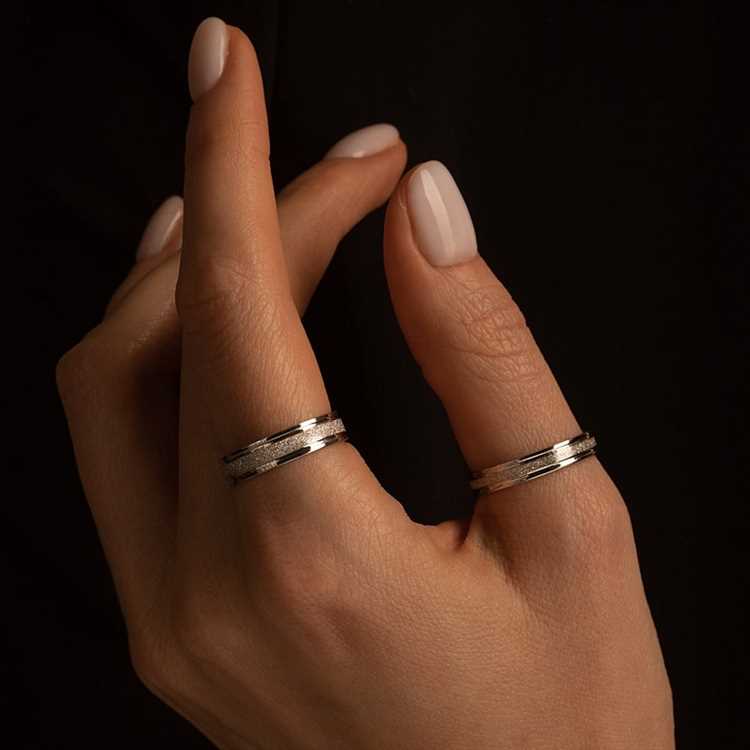 можно ли носить свое обручальное кольцо и кольцо мужа женщине